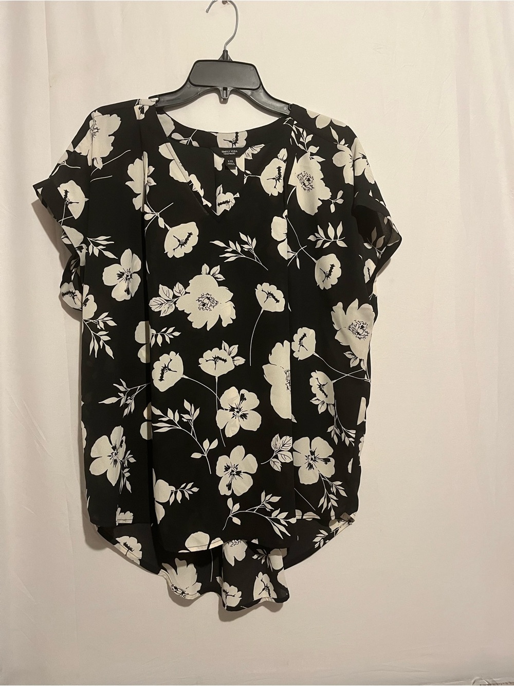 Simply Vera Vera Wang Black and White Floral V-Neck Blouse